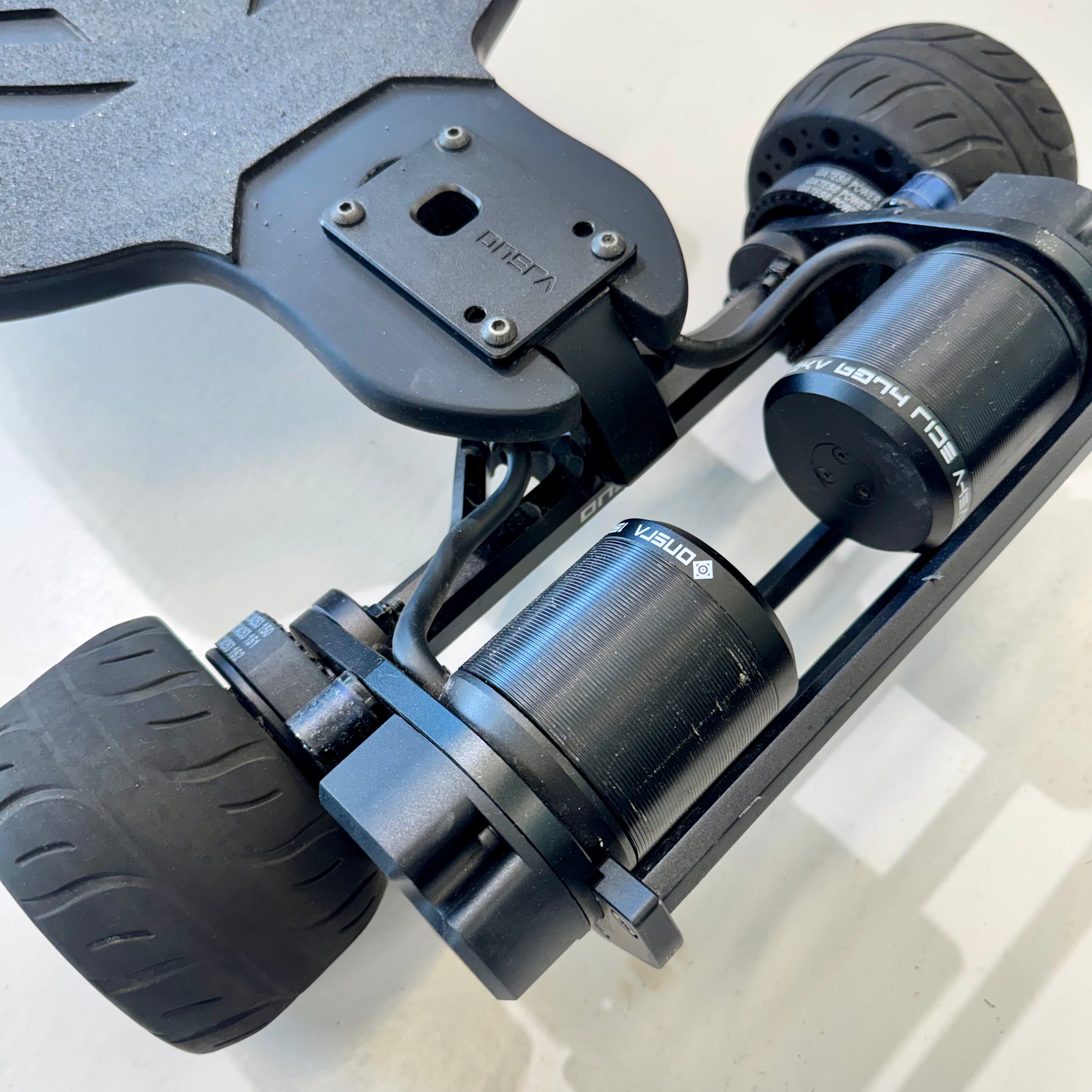 Skateboard électrique ONSRA BLACK Carve 3 PRO – Reconditionné comme neuf – Roues en caoutchouc de 115 mm