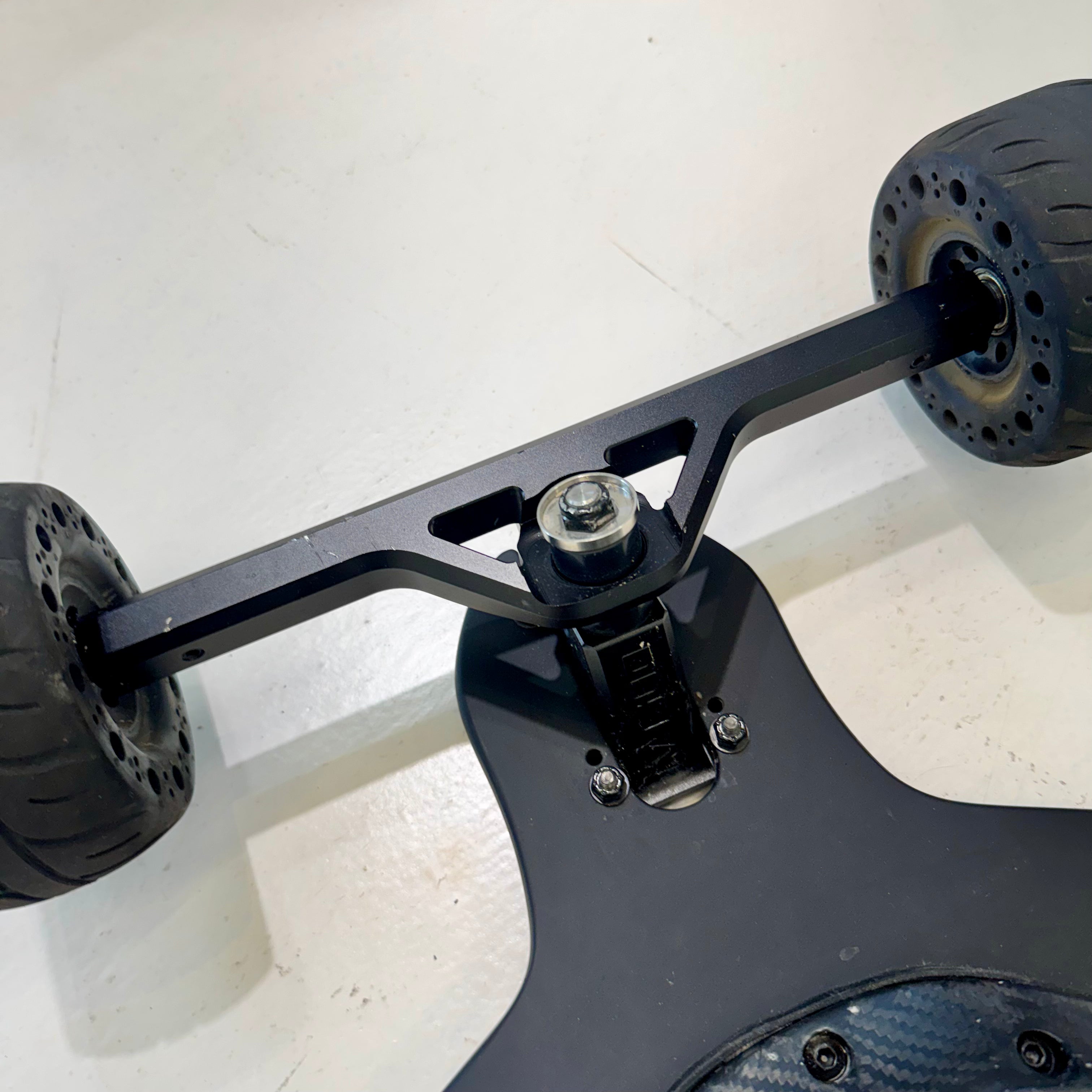 Skateboard électrique ONSRA BLACK Carve 3 PRO – Reconditionné comme neuf – Roues en caoutchouc de 115 mm