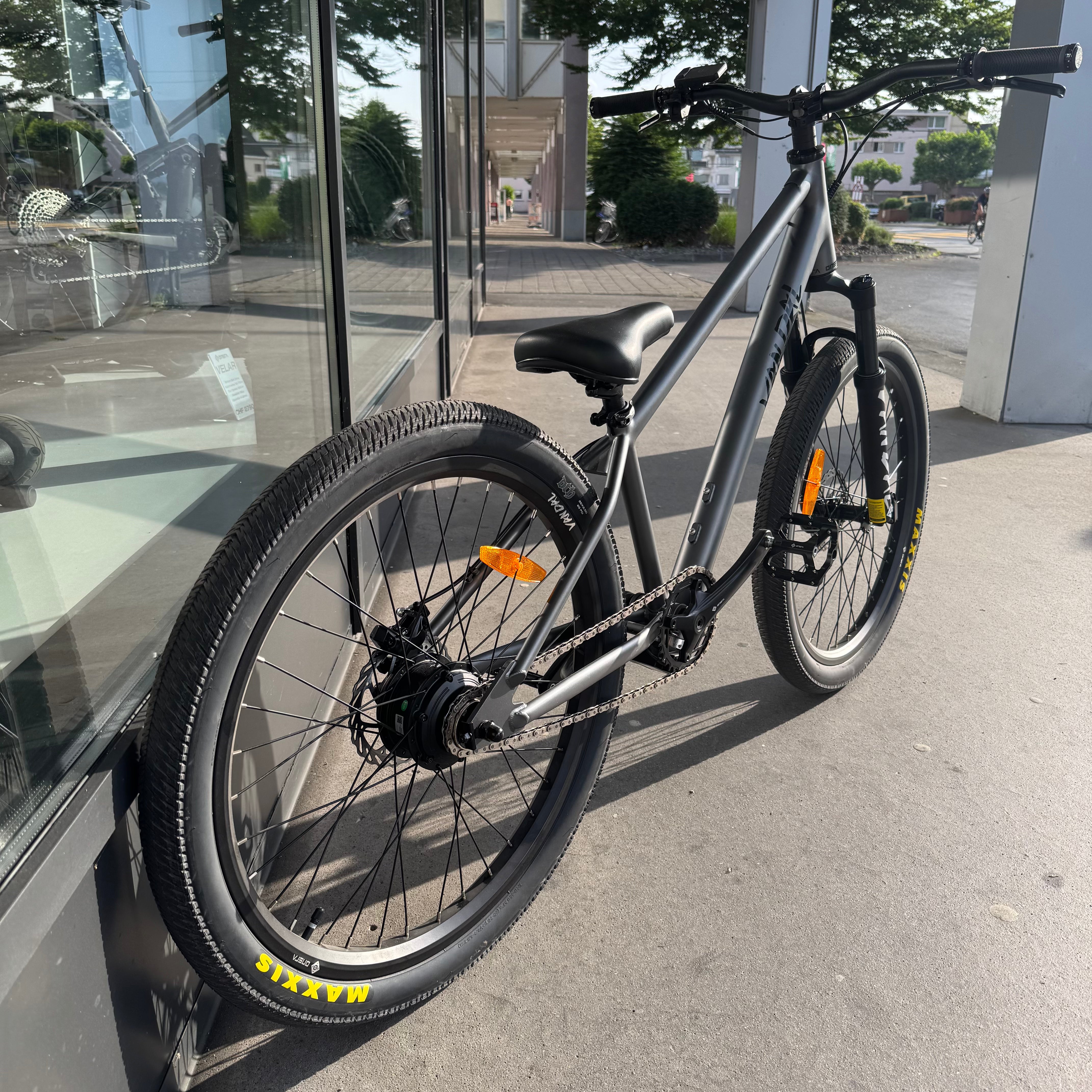 Used VANDAL Electric Bike demo unit – like new condition with 200km, no scratches, full 2-year warranty included.
