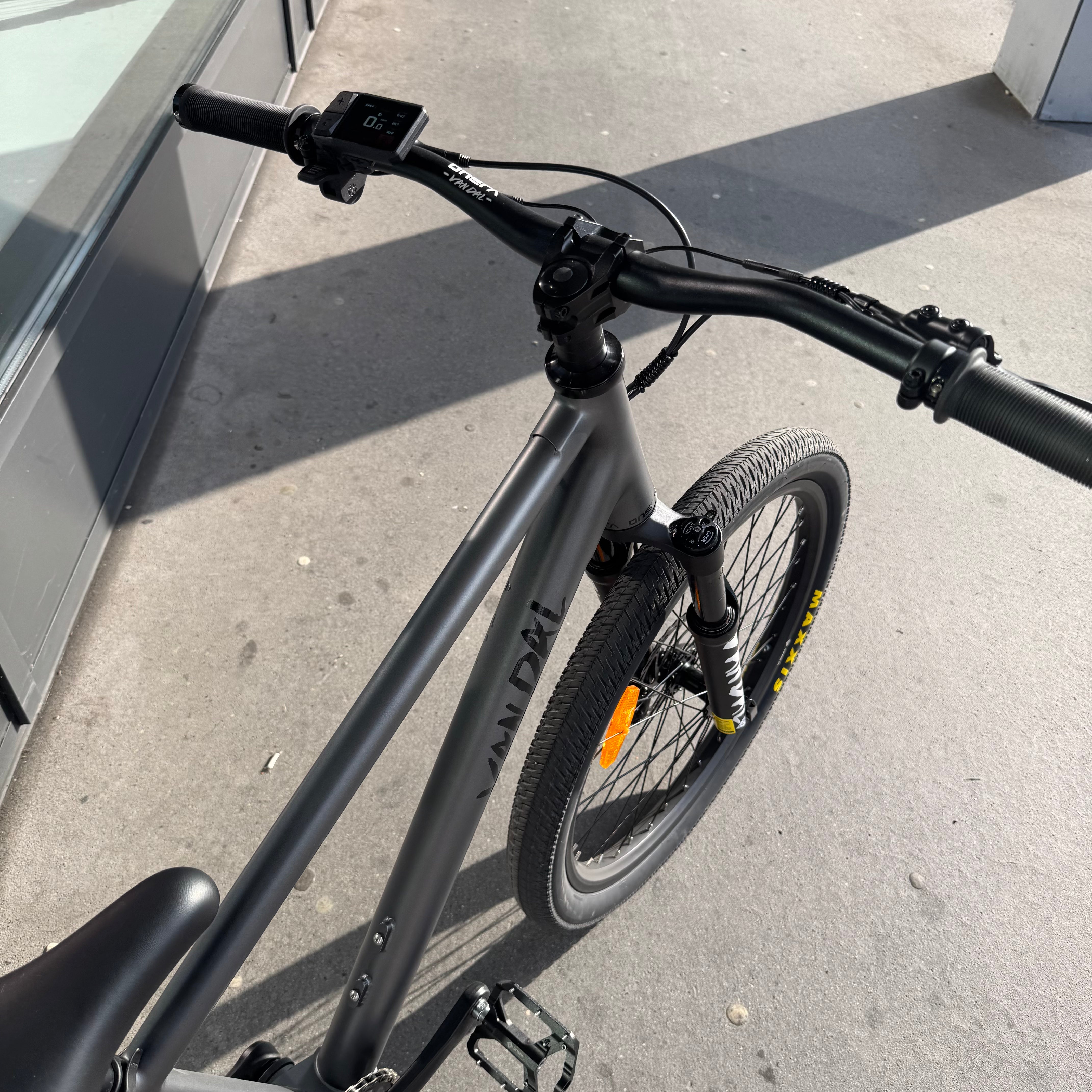 Used VANDAL Electric Bike demo unit – like new condition with 200km, no scratches, full 2-year warranty included.