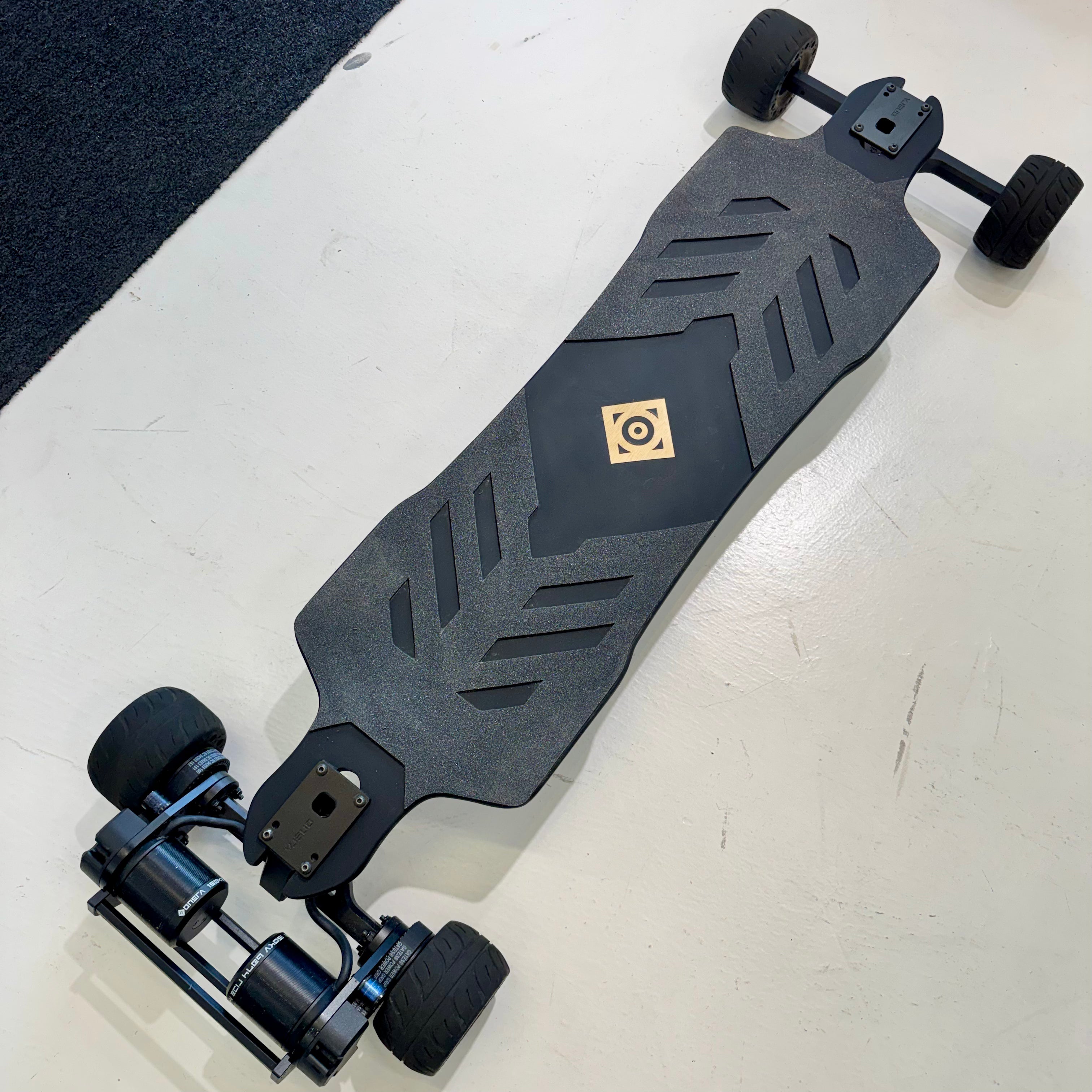Skateboard électrique ONSRA BLACK Carve 3 PRO – Reconditionné comme neuf – Roues en caoutchouc de 115 mm
