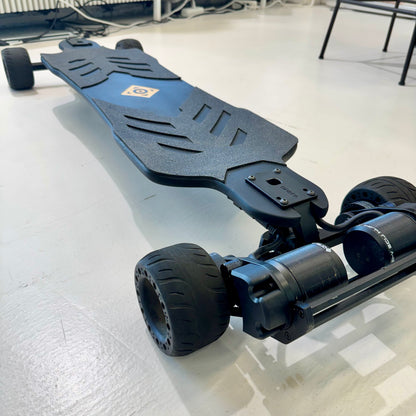 Skateboard électrique ONSRA BLACK Carve 3 PRO – Reconditionné comme neuf – Roues en caoutchouc de 115 mm