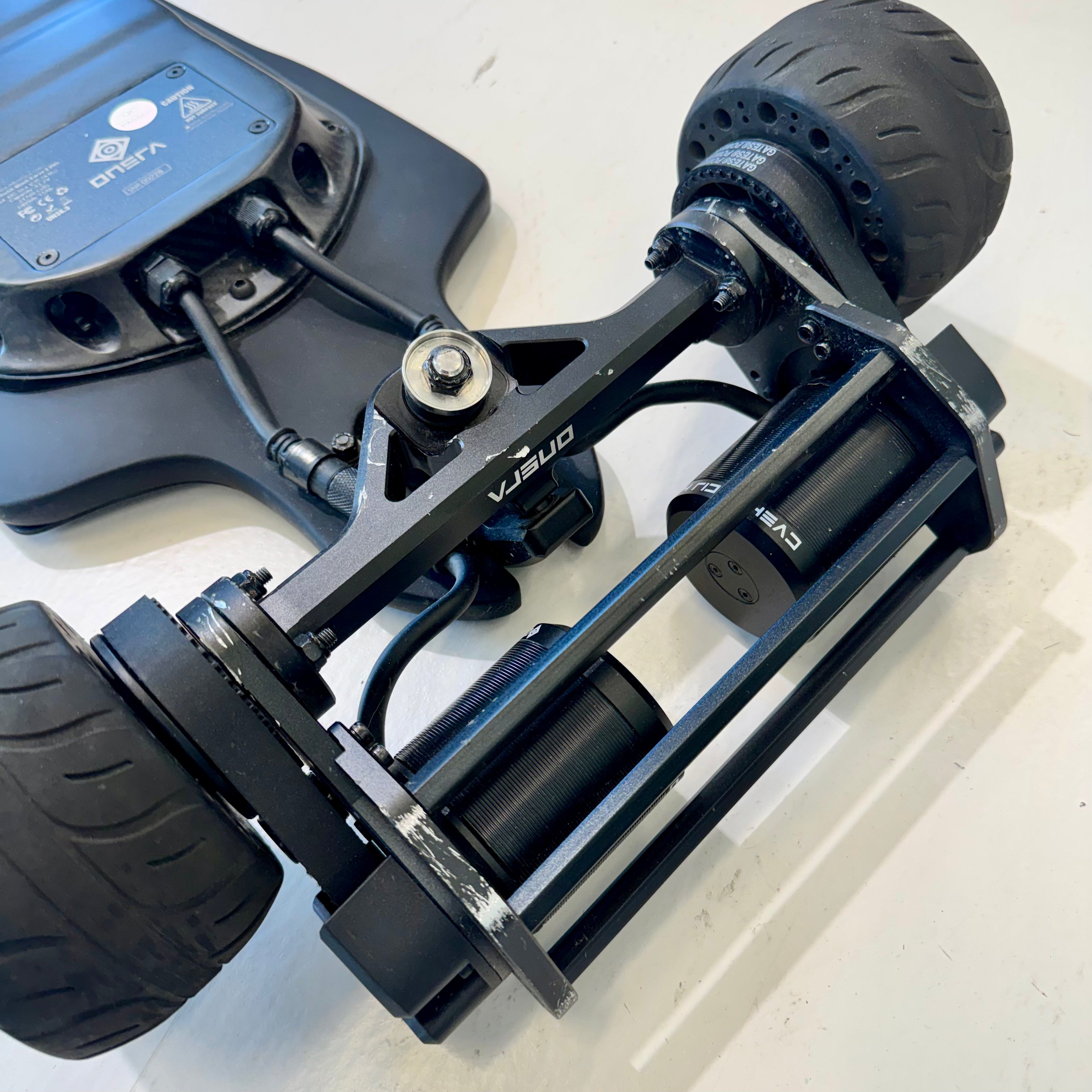 Skateboard électrique ONSRA BLACK Carve 3 PRO – Reconditionné comme neuf – Roues en caoutchouc de 115 mm