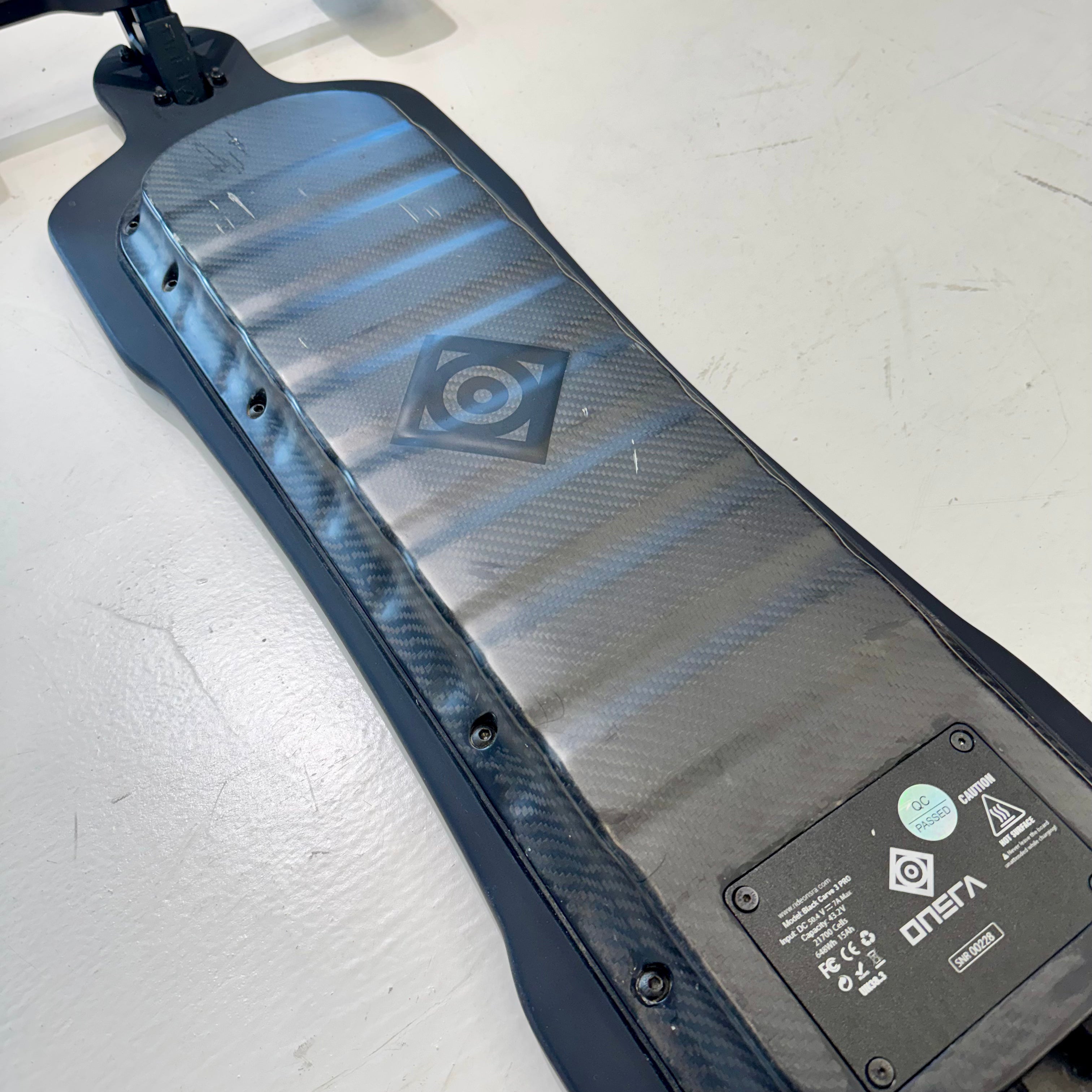 Skateboard électrique ONSRA BLACK Carve 3 PRO – Reconditionné comme neuf – Roues en caoutchouc de 115 mm