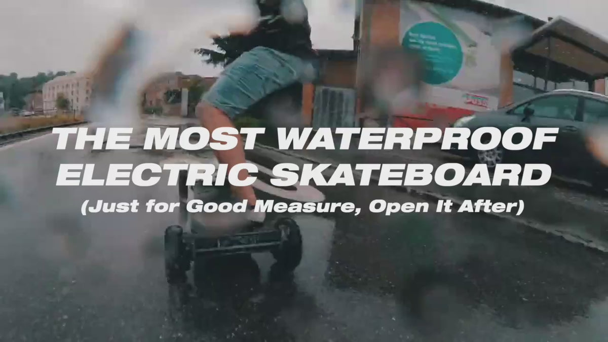 Video laden: ONSRA VELAR riding through water – the most waterproof electric skateboard