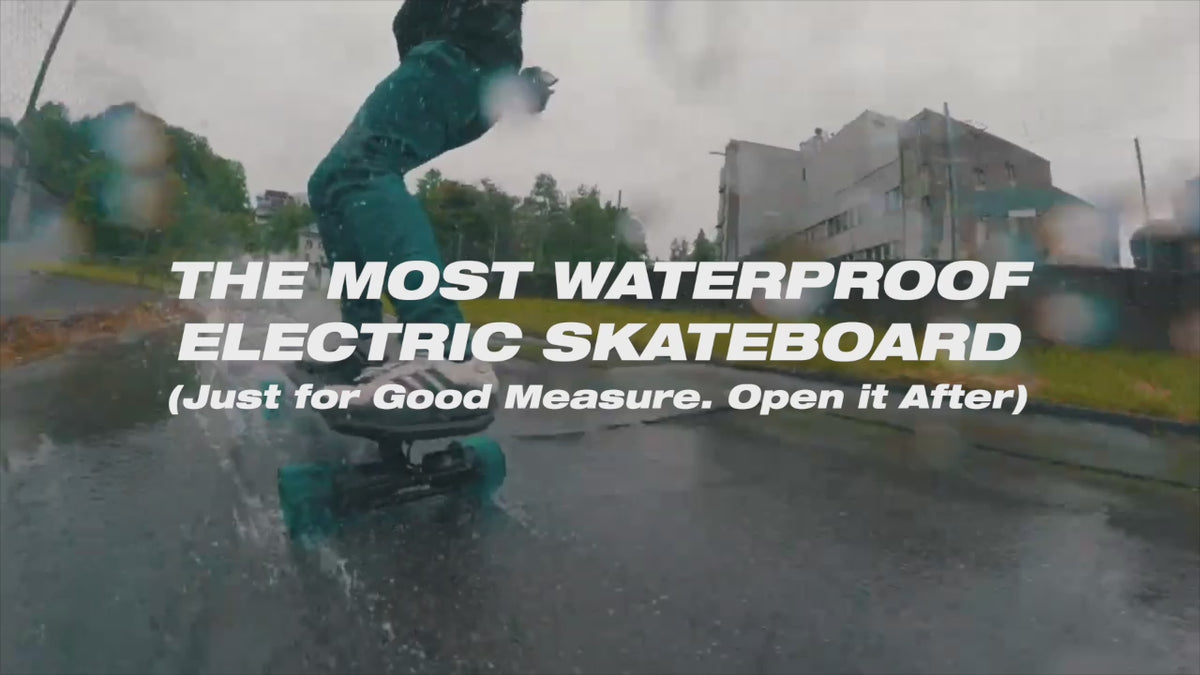 Video laden: ONSRA Challenger 2 riding through water – the most waterproof electric skateboard