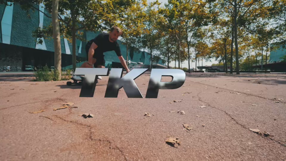 Video laden: Rider carving on the ONSRA ZENO with TKP trucks