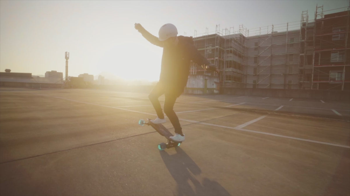 Video laden: Rider carving on the ONSRA Challenger 2 in the sun