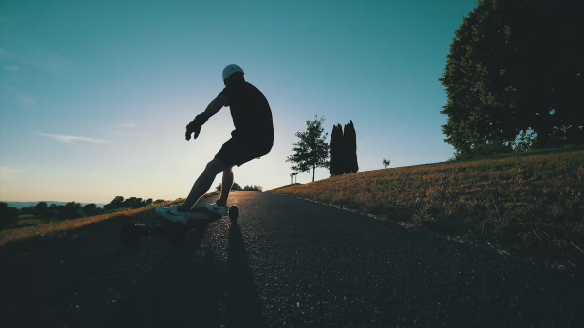 Video laden: Rider carving on the ONSRA BLACK CARVE 4 at sunset