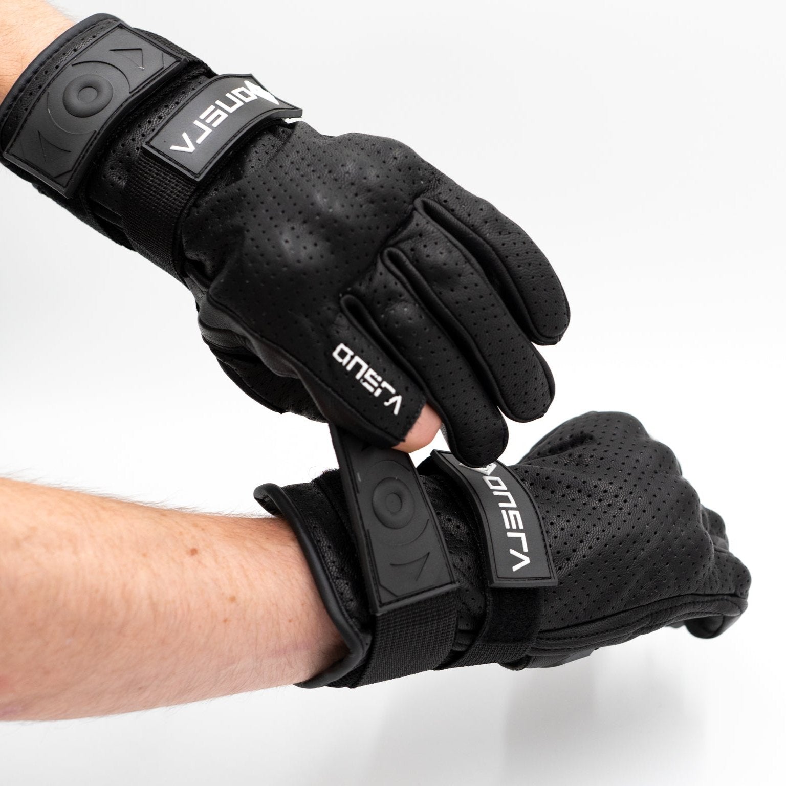 Protective gloves with half-cut thumb and index finger for electric skateboards.