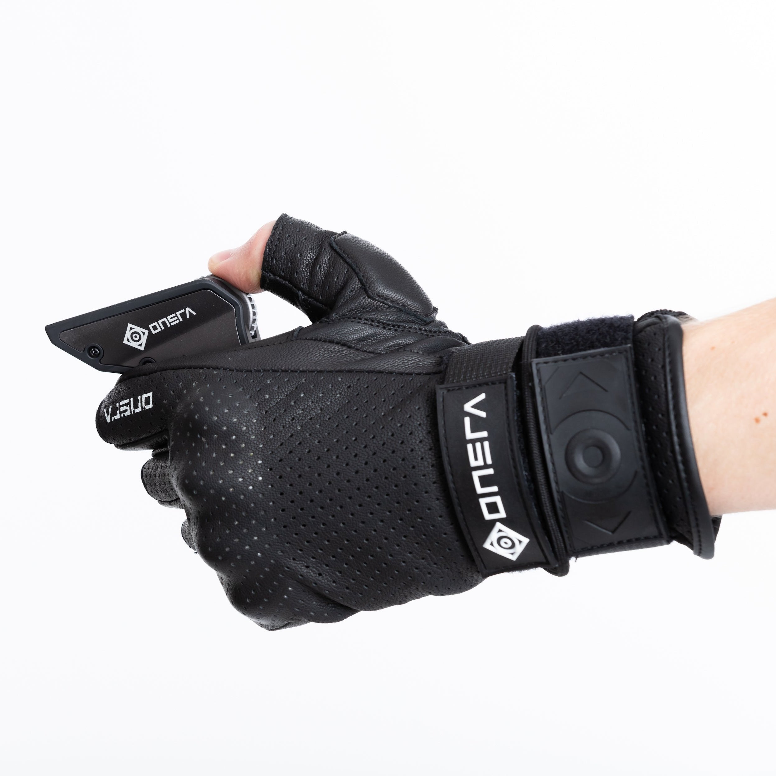 Short-fingered protective gloves for electric skateboards.